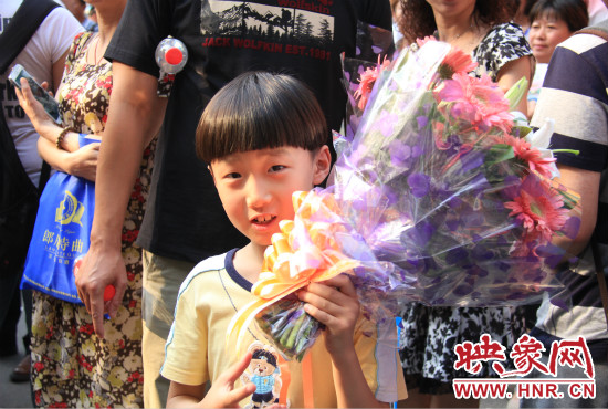 杜澤一直在考點(diǎn)門口等待表姐走出考場(chǎng)。