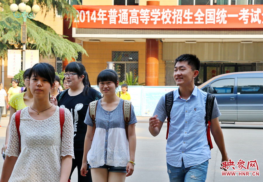 最后一門考試結(jié)束后，考生們一臉輕松的走出考場