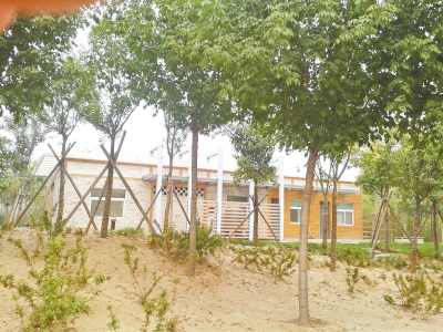 南三環(huán)上的一處公廁掩映在綠樹間，也鎖著門