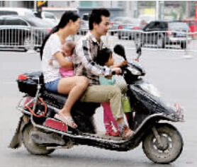 帶著孩子騎電動車，安全一定要放在第一位。