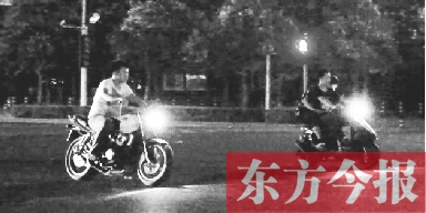 6月13日零點后,鄭州市商務內環(huán)路,不少年輕人騎著摩托車聚在這里飆車 6月13日零點后,鄭州市商務內環(huán)路,不少年輕人騎著摩托車聚在這里飆車