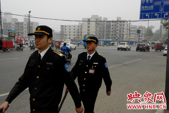 每天，老王的工作就是在火車站附近巡邏