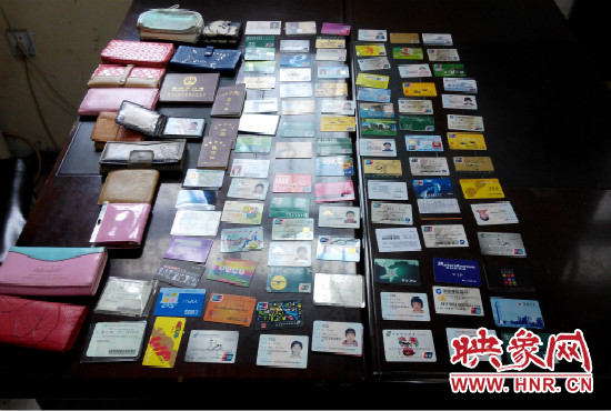 在日常執(zhí)勤當中，巡防隊員經(jīng)常能撿到很多的身份證和銀行卡。