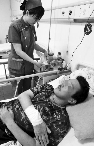 醫(yī)護人員正為受傷的王科聯(lián)換藥 醫(yī)護人員正為受傷的王科聯(lián)換藥