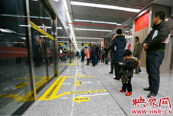 小朋友在等候區(qū)內(nèi)等待地鐵。