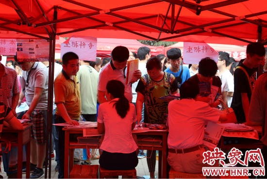 家長(zhǎng)們最關(guān)心的還是畢業(yè)以后孩子的就業(yè)情況。