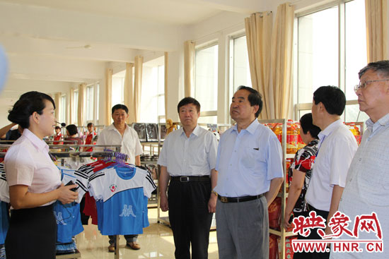 與會領(lǐng)導(dǎo)實(shí)地考察林州基層慈善組織建設(shè)情況