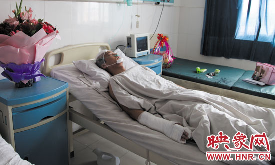 梁亮顱骨骨折、右胳膊肌腱被砍斷,手指受傷。