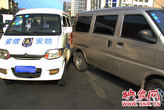 兩輛面包車(chē)也被牽連。