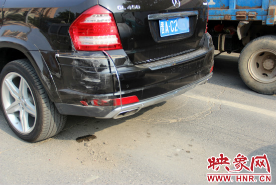 無(wú)辜奔馳越野車(chē)殘被追尾。