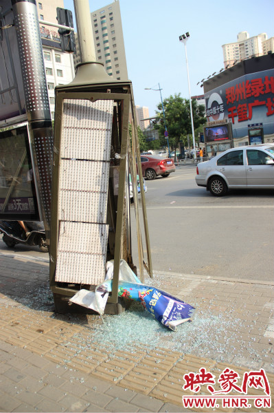 路旁的路燈箱已經(jīng)被肇事車(chē)輛撞碎。