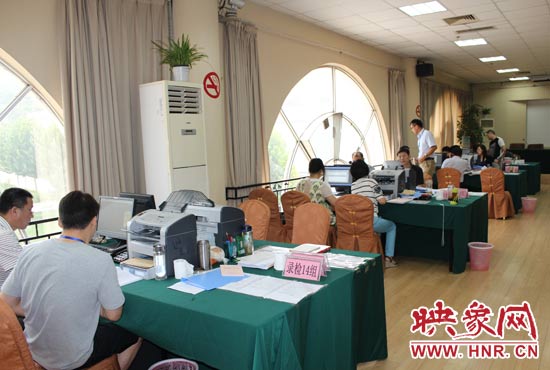 高招錄取現(xiàn)場錄檢組工作人員正在緊張工作中。