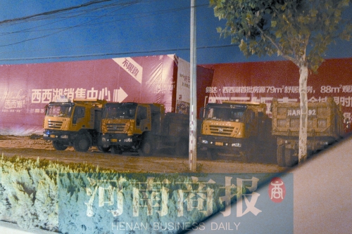 昨夜，記者發(fā)現(xiàn)一些工地外，渣土車們正在“休息”記者 鄧萬里/攝