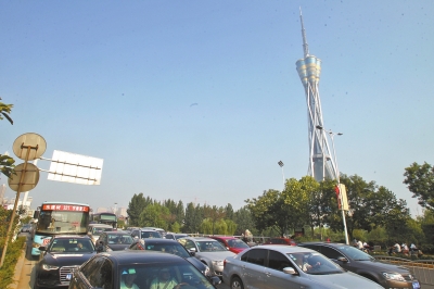 航海路中原福塔門(mén)前調(diào)頭口被封閉，等待左轉(zhuǎn)調(diào)頭的車(chē)輛排起長(zhǎng)隊(duì)。