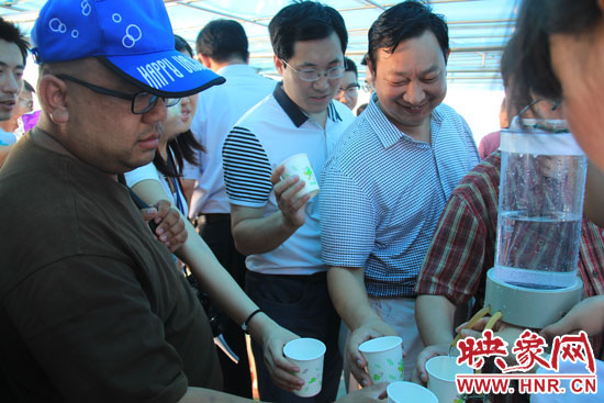 來(lái)自北京、天津、河北的40多家媒體的記者紛紛前來(lái)品嘗丹江口水庫(kù)的水