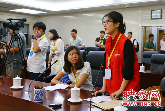 映象網(wǎng)記者就網(wǎng)友關(guān)心熱點(diǎn)問題向省教育廳副廳長尹洪斌提問。