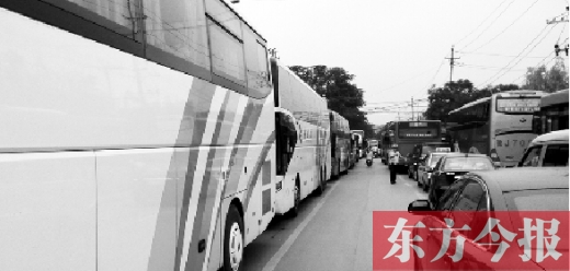 昨日，只能由東向西單行的鄭州市城南路上，闖進了由西向東行駛的大巴車，造成嚴重交通擁堵