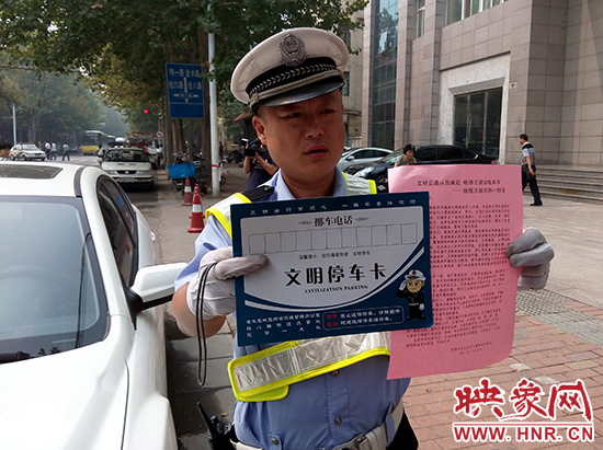 交巡警給轄區(qū)居民發(fā)放宣傳頁 交巡警給轄區(qū)居民發(fā)放宣傳頁