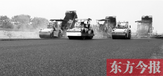 鄭州通航試驗區(qū)上街機場的改擴建工程正在緊張施工，寬闊的跑道已經基本竣工