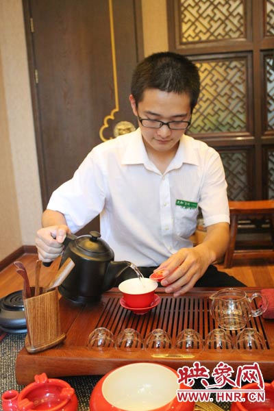 1、水壺里的水煮沸，李克勤把茶葉放進(jìn)茶荷里，準(zhǔn)備溫杯沖茶