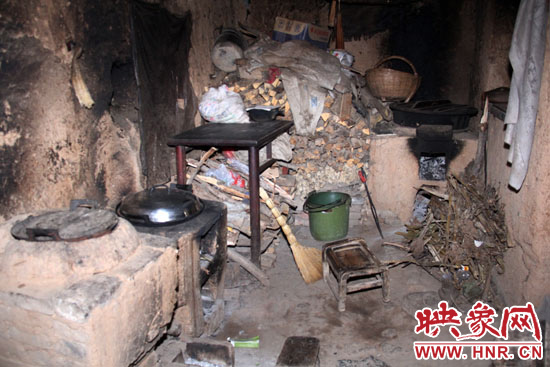 李娜家做飯的地方,就在土坯房的門口,夏天屋里跟燒炕一樣。