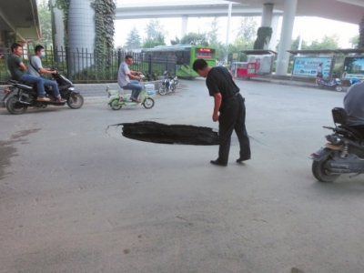 市民探頭看，大坑“深不可測(cè)”。