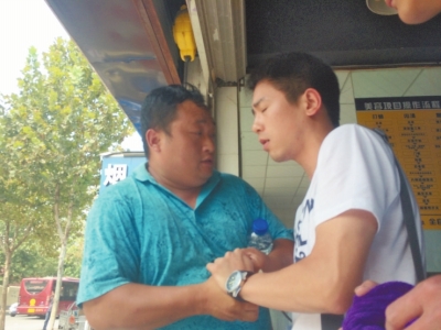 記者正查看照片，突遭藍(lán)衣男強(qiáng)搶手機(jī)。