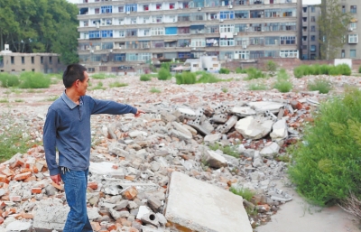 寧寧的父親說(shuō)：女兒就是在這兒被打的。