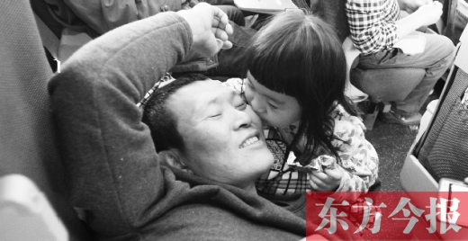 女兒嘟嘟不時(shí)的親吻是他最好的“鎮(zhèn)痛藥”。