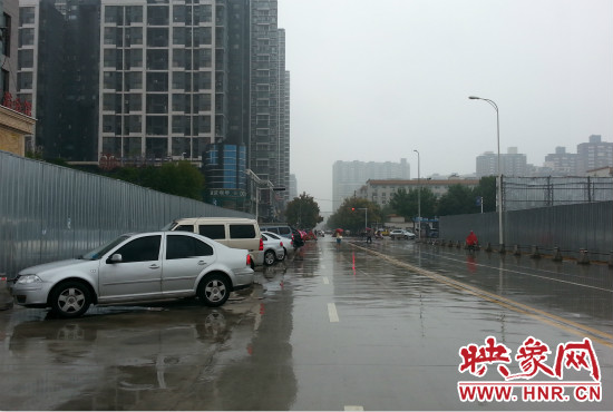 在新開通的東明路上,仍有多數(shù)私家車違規(guī)停車。