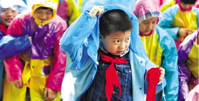 昨日下午,農科路上一小學放學時,孩子們大部分都穿著雨披。