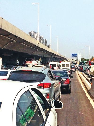 因塌方，中原路西三環(huán)交叉口附近擁堵嚴(yán)重