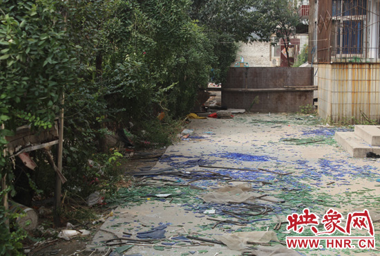 社區(qū)內(nèi)已是狼藉一片。