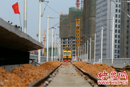 工程車在鋪好的軌道上忙碌不停。