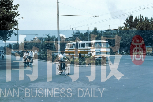 1983年的建設(shè)路，已經(jīng)有了電車
