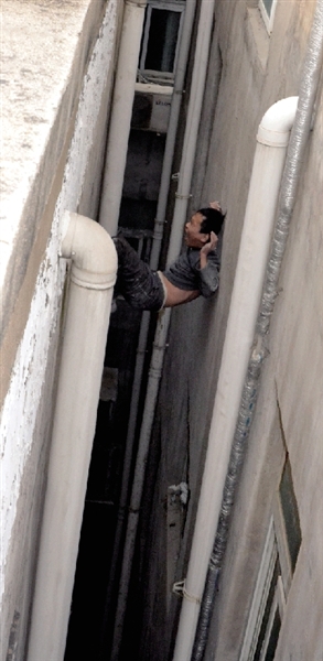 就在民警緊急施救時，他從兩樓之間摔下。