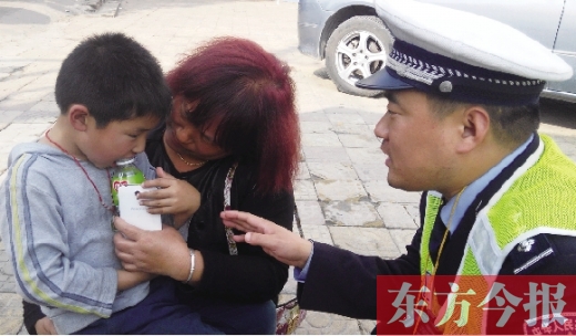 昨日，5歲的男孩獲救后，向民警講述被拐經(jīng)過(guò)。