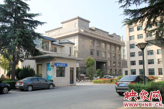 據(jù)這座建筑的一名工作人員稱(chēng)，整座建筑為海龍集團(tuán)所有，房屋建成之后用作公司紅木家具展示。