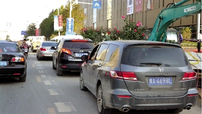 中原路華山路口,花壇擋了進(jìn)入地下商場的車流 中原路華山路口,花壇擋了進(jìn)入地下商場的車流