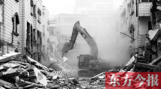 昨日，鄭州市棗莊社區(qū)拆遷現(xiàn)場，揚塵漫天，附近居民叫苦不迭