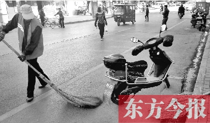 昨日，鄭州市中州大道上，穿梭于車流中上崗的環(huán)衛(wèi)工