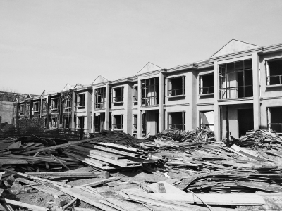 別墅群現(xiàn)場，工人正在施工，部分建筑已經(jīng)封頂。