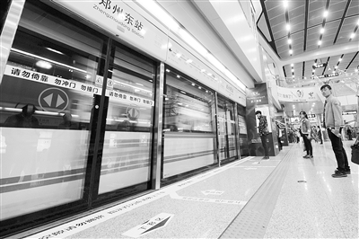 地鐵站內(nèi)電梯、車門處均貼有安全提示標(biāo)識(shí)。