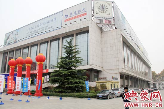 11月28日，記者從鄭州市政府獲悉，河南省人民會(huì)堂決定拆除違法存在10多年的巨型樓頂廣告。