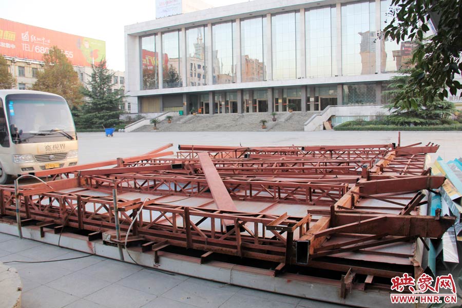 受天氣影響，拆除工作暫時中止。