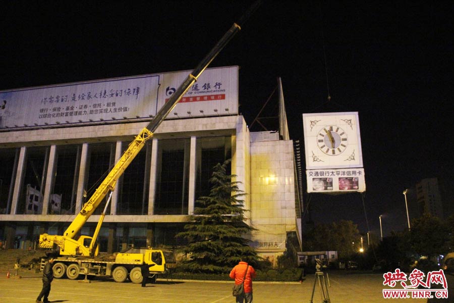 23點(diǎn)左右，位于樓頂東南角的第一塊牌被卸掉。