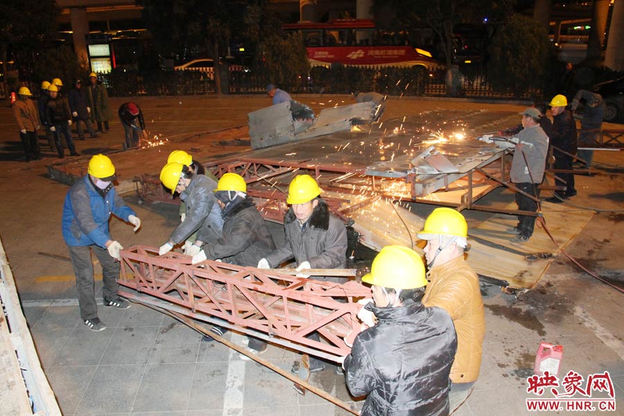 工人們揮動鐵錘，加快拆除進(jìn)度。