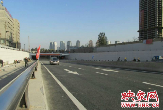 紅專路下穿中州大道隧道工程西起紅專路與姚寨路交叉口，東至紅專路與龍湖外環(huán)路交叉口。