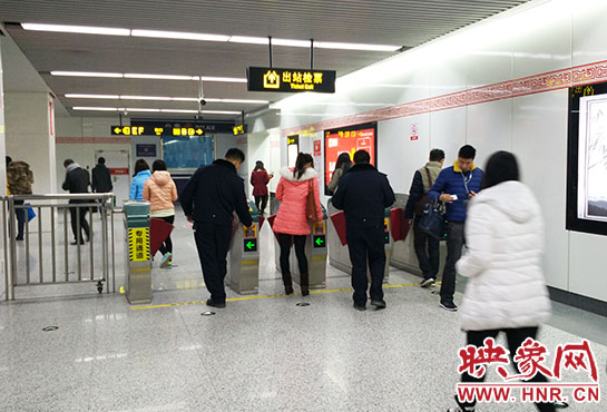 出站閘機口并沒有地鐵工作人員。