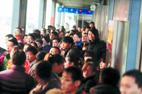 早高峰期，很多上班族在此換乘